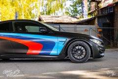 studio-ales-car-wrap-polep-aut-polepaut-design-bmw-m4-satin-black-m-stipe-pruhy-3_resize