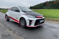 1_studio-ales-car-wrap-polep-aut-celopolep-polepaut-toyota-yaris-pruhy-na-auto-custom-design-4-scaled