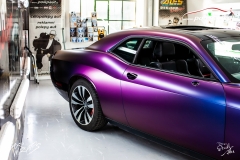 studio-ales-car-wrap-polep-aut-celopolep-dodge-challenger-avery-color-flow-riptide-rushing