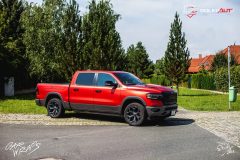 studio-ales-car-wrap-polep-auta-polepaut-dodge-ram-PWF-anodized-red-Avery-silky-charcoal-3-scaled