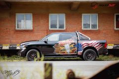 studio-ales-car-wrap-polep-aut-celopolep-polepaut-dodgeram-westerndesign-american-flag-scaled