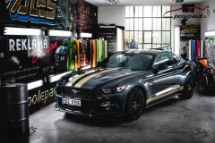 studio-ales-car-wrap-polep-aut-design-mustang-stripes-gold-kpmf-starlight-5
